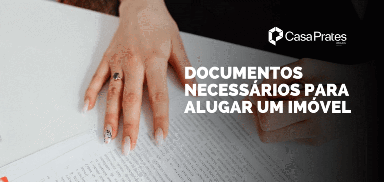 Mão apontando para contrato sobre a mesa com destaque para o tema documentos necessários para alugar um imóvel em arte institucional da imobiliária Casa Prates.