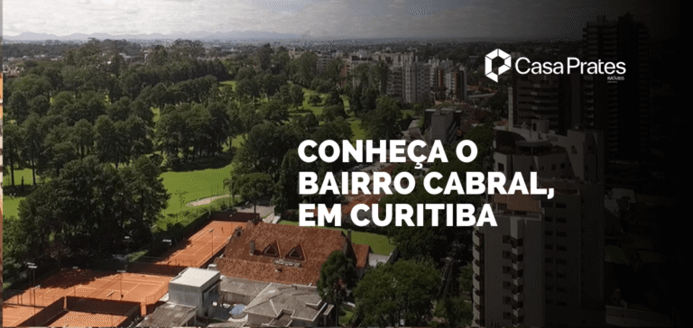 Vista aérea do Bairro Cabral em Curitiba, com áreas verdes, quadras esportivas e edifícios residenciais de alto padrão em destaque em material da Casa Prates Imóveis.