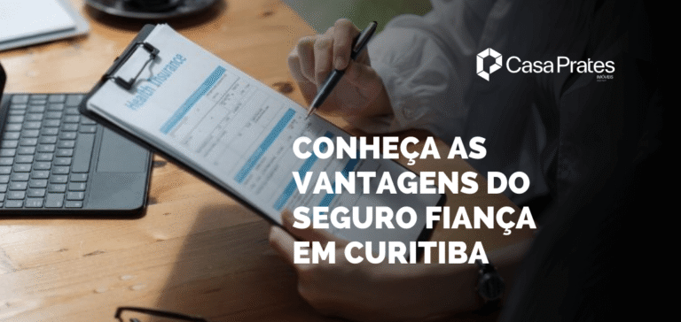 Pessoa analisando proposta de seguro em prancheta ao lado de notebook, destacando as vantagens do Seguro fiança Curitiba para garantia de locação sem fiador.