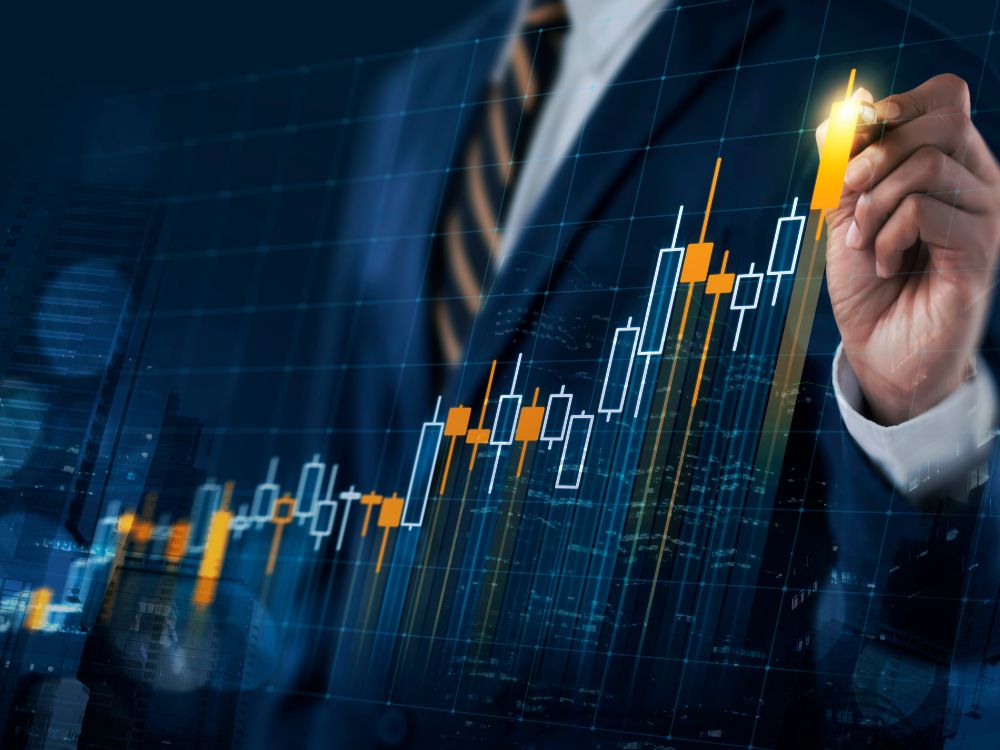 Gráfico financeiro em crescimento sendo desenhado por executivo com caneta, representando rentabilidade no investimento imobiliário.