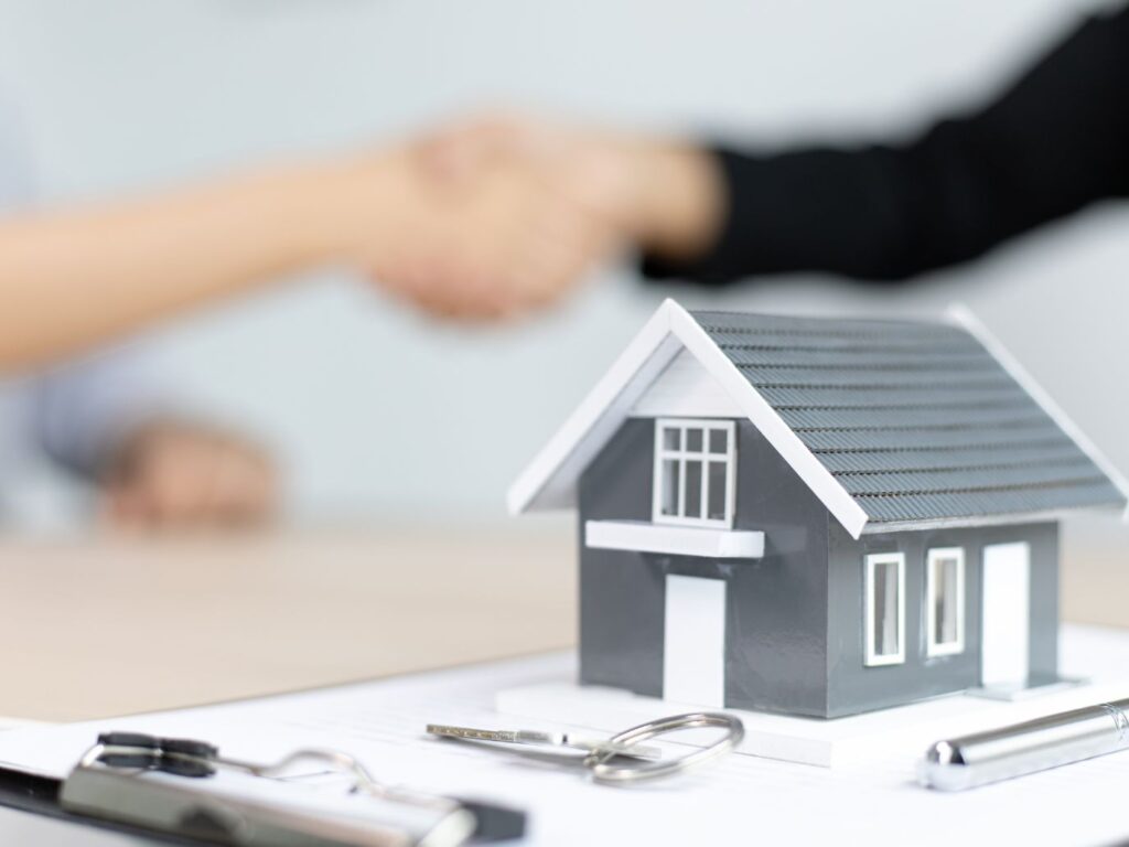 Negociação imobiliária com apoio profissional, simbolizando como investir em imóveis com segurança e acompanhamento.
