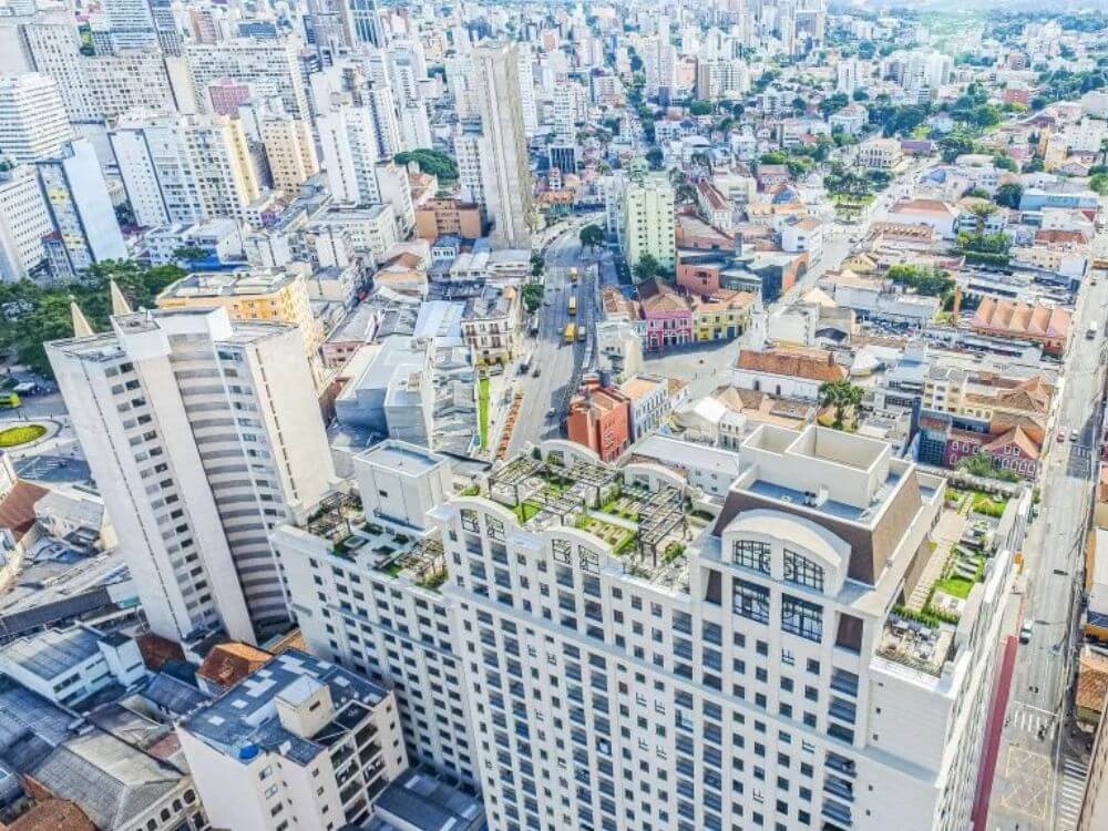 Vista aérea do centro de Curitiba com edifícios modernos, ideal para quem busca saber como morar em Curitiba com qualidade e infraestrutura.