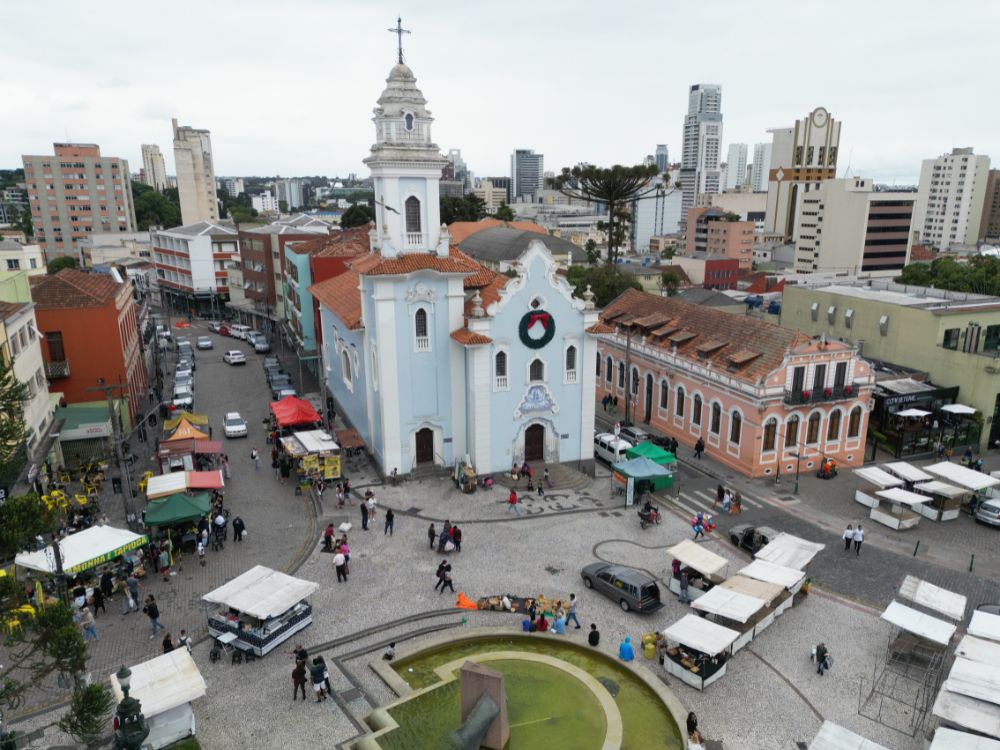 Feira do Largo da Ordem em Curitiba, com arquitetura histórica e vida cultural ativa, revelando como morar em Curitiba pode ser encantador.
