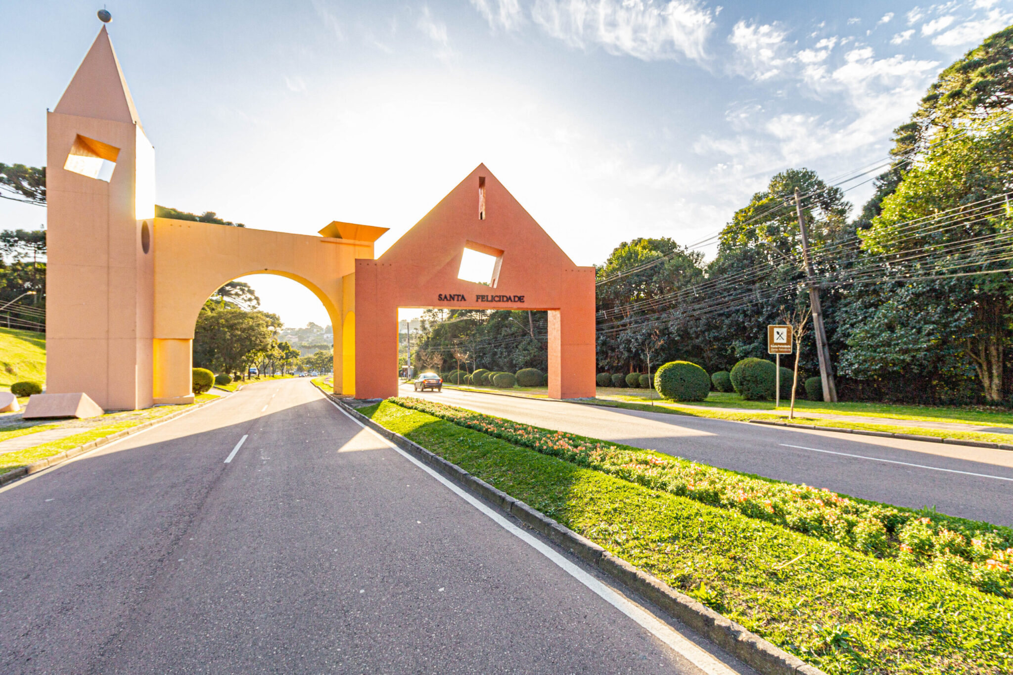 Portal do bairro Santa Felicidade em Curitiba, famoso por sua arquitetura charmosa e forte tradição gastronômica italiana.