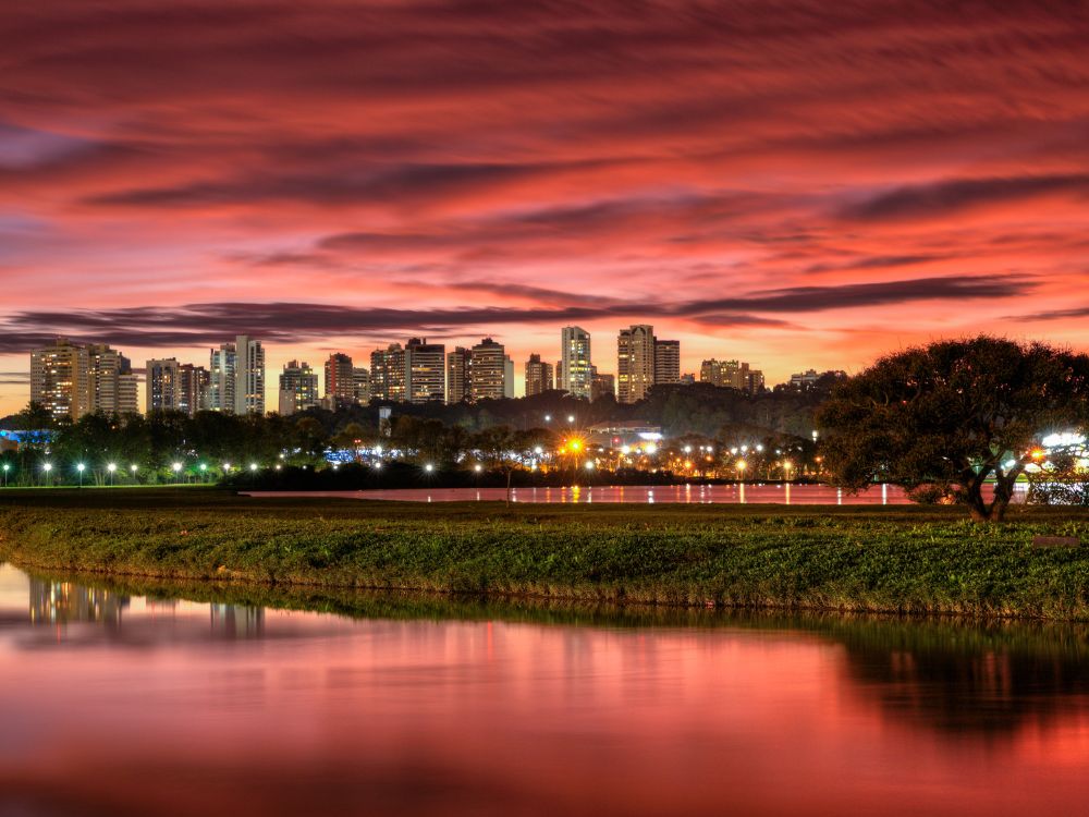 Como é a infraestrutura residencial e comercial do bairro?