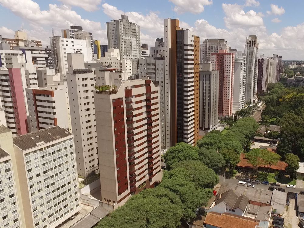 Vista aérea de prédios residenciais em Curitiba, refletindo as opções de moradia que influenciam o custo de vida na cidade.