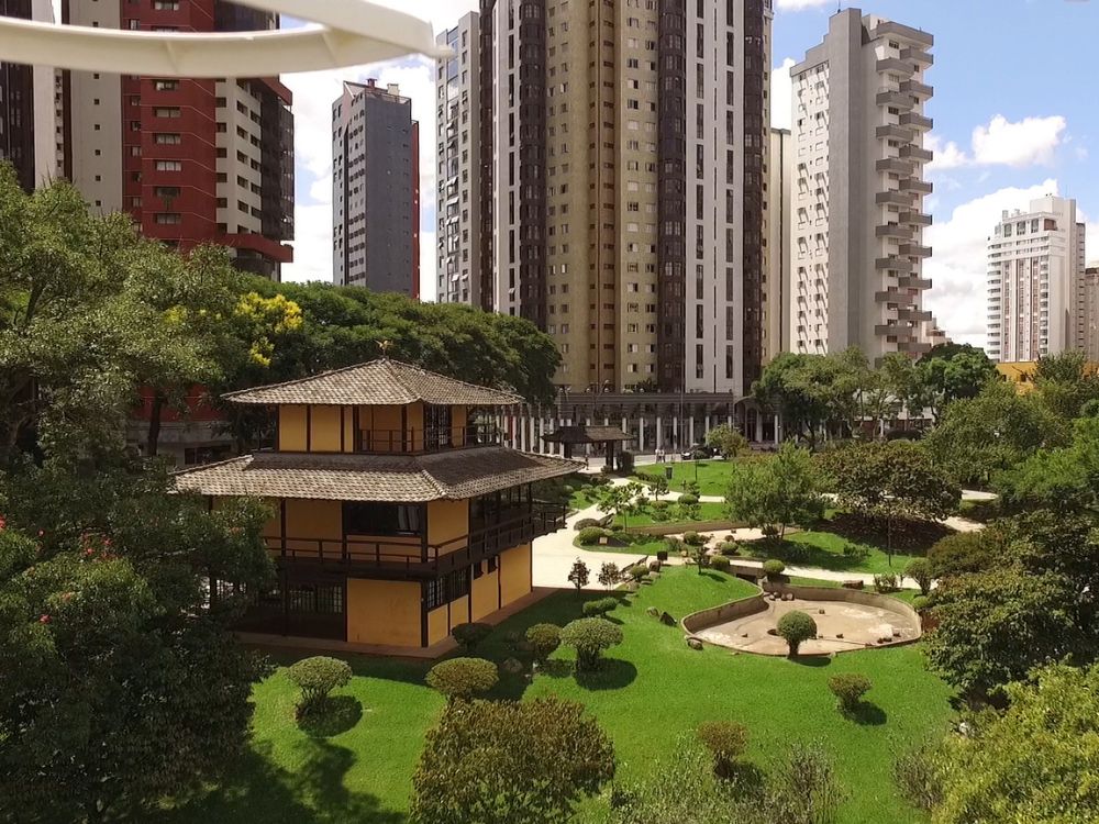 Jardim Japonês no Bairro Batel, em Curitiba, demonstrando a qualidade de vida e o impacto do lazer no custo de vida em Curitiba.