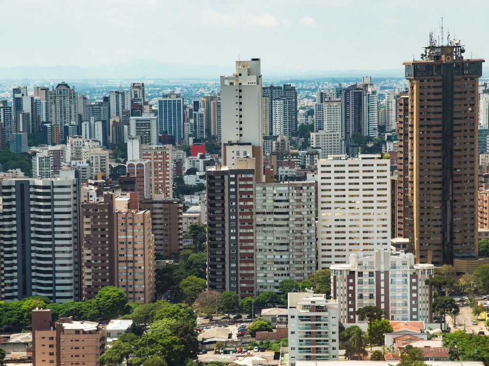 Panorama urbano da capital paranaense com destaque para o bairro Batel, o bairro mais rico de Curitiba, conhecido por suas construções de alto padrão e infraestrutura moderna.