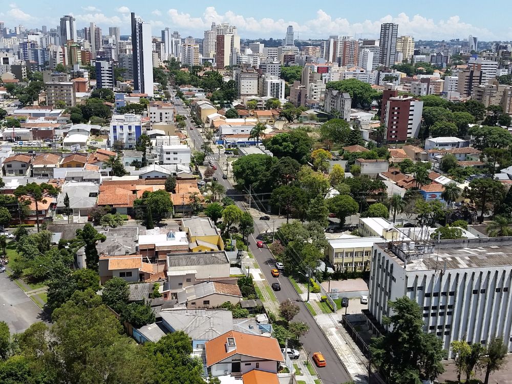 Estrutura urbana de Curitiba cidade modelo, com bairros arborizados, mobilidade eficiente e planejamento sustentável.