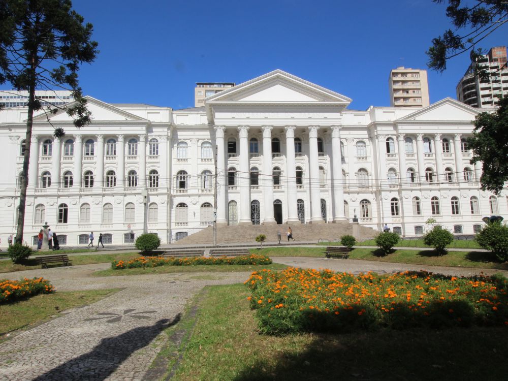 Prédio histórico da Universidade Federal do Paraná, um dos fatores que impactam o custo de vida em Curitiba, oferecendo ensino de qualidade.