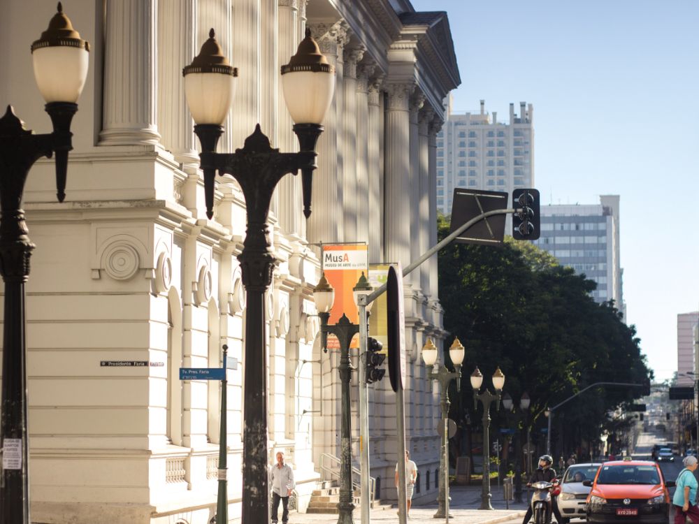 Vista da Rua Presidente Faria no centro de Curitiba, com arquitetura histórica e urbana.