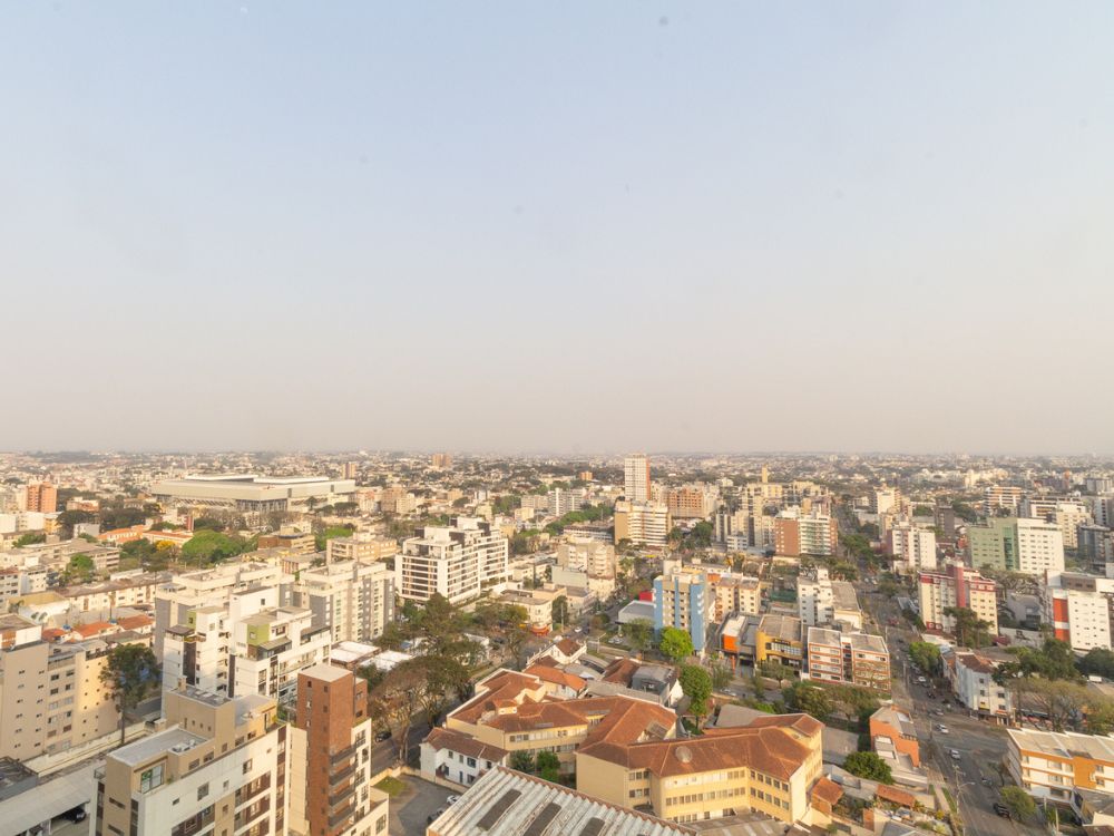 Vista aérea do Bairro Água Verde Curitiba, destacando a densidade urbana e a diversidade de prédios, reforçando que o bairro é bom e bem localizado.