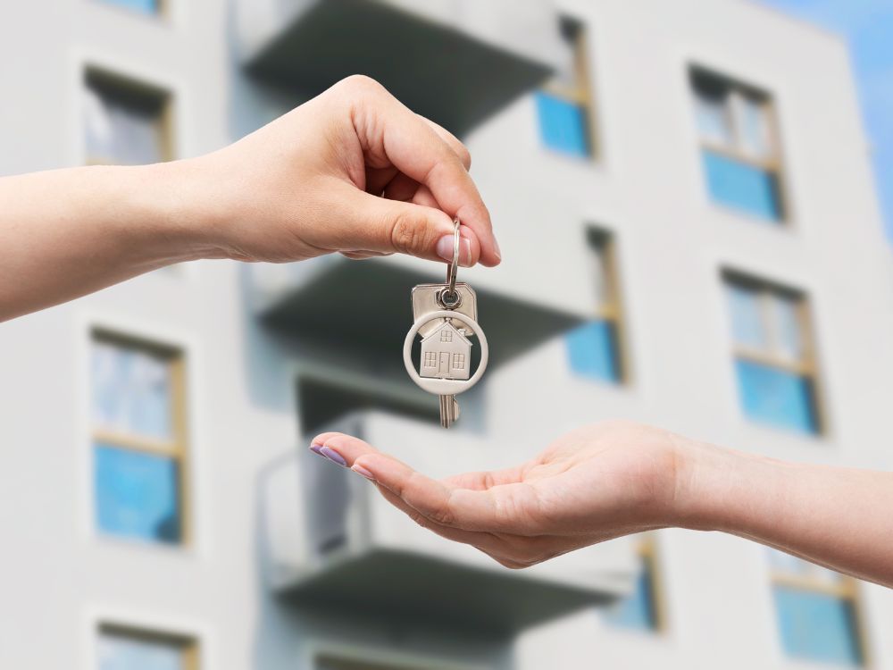 Transferência simbólica de chaves entre locador e inquilino, representando como alugar meu apartamento de forma eficiente.