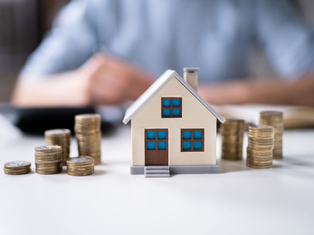 Investimento com retorno garantido ao comprar para alugar em Curitiba, ilustrado por casa cercada de moedas e potencial de renda passiva.