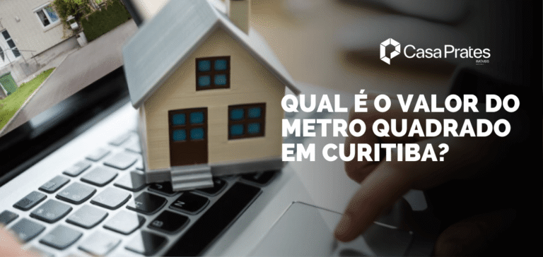 Imagem com maquete de casa sobre notebook e a frase “Qual é o valor do metro quadrado em Curitiba?”, destacando pesquisa imobiliária na Casa Prates.