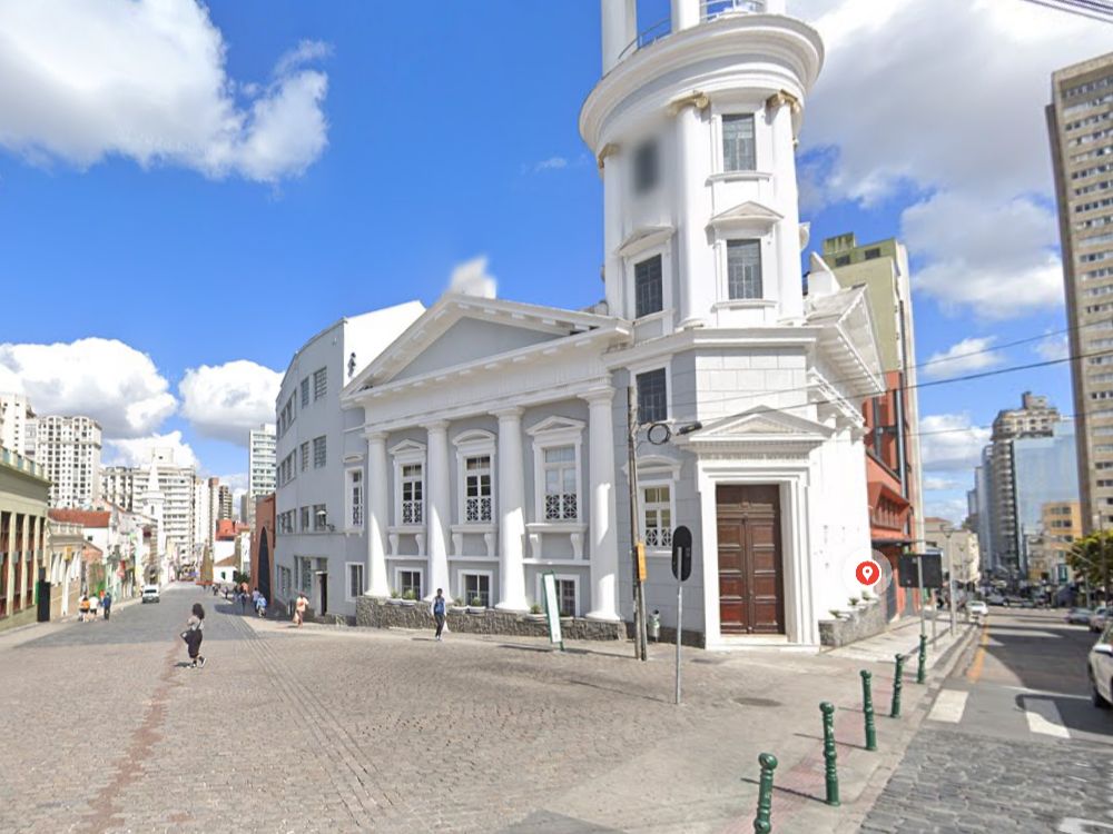 Vista da Igreja da Ordem com arquitetura clássica no setor histórico de Curitiba, cercada por ruas antigas e edifícios preservados.