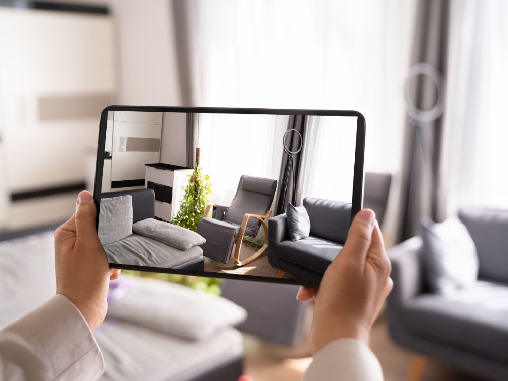 Pessoa usando tablet para visualizar imóvel com realidade aumentada, recurso tecnológico cada vez mais presente nos imóveis de luxo em 2025.