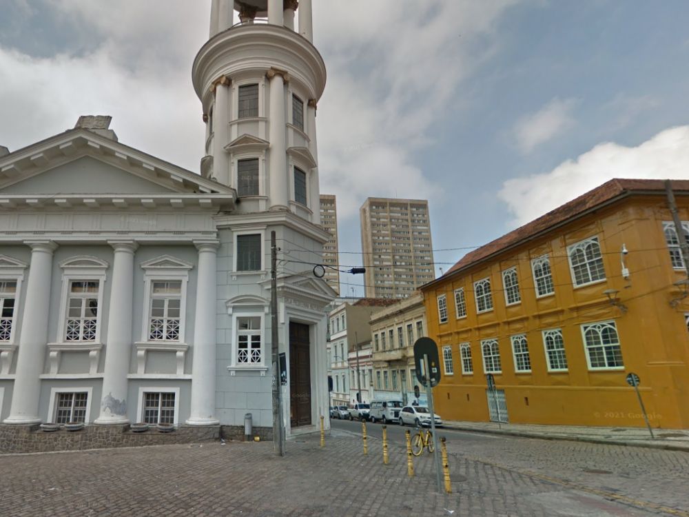 Detalhe da Igreja da Ordem e edifícios históricos ao redor, ilustrando o potencial cultural e imobiliário do setor histórico de Curitiba.