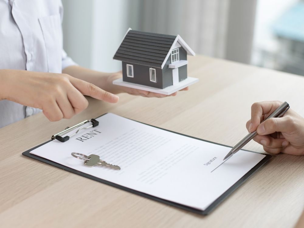 Assinatura de contrato de locação indica que comprar apartamento para alugar é um bom investimento com rentabilidade mensal.
