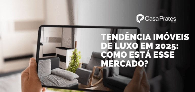 Pessoa segura um tablet exibindo sala de estar moderna com realidade aumentada, representando o uso de tecnologia nas tendências de imóveis de luxo em 2025.