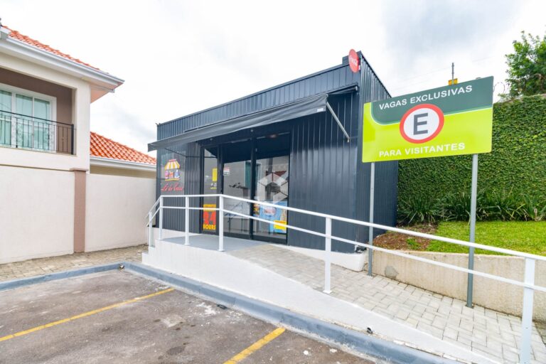 Mercadinho e Estacionamento Visitantes
