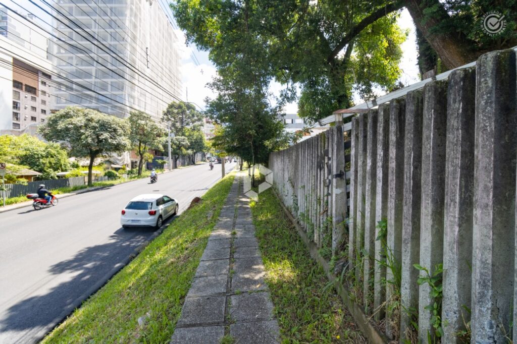 Amplo Terreno de Esquina