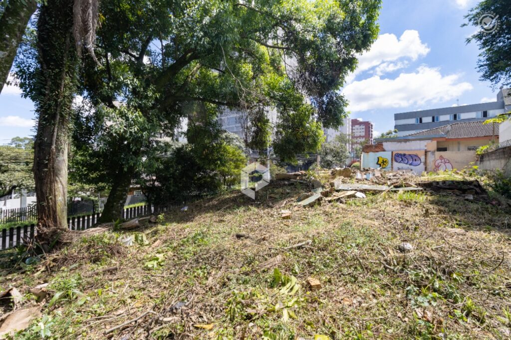 Amplo Terreno de Esquina
