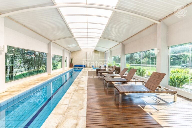 Ampla Piscina coberta