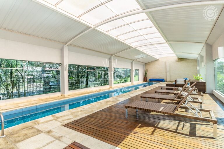 Ampla Piscina coberta