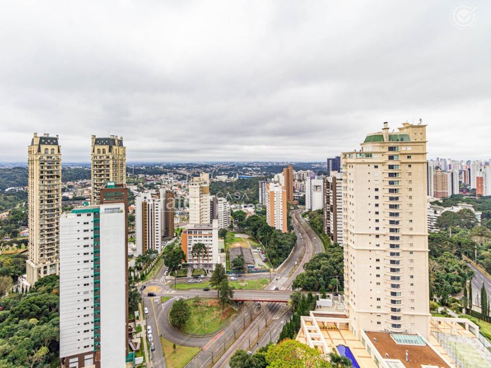 Vista aérea de prédios residenciais em Curitiba, ilustrando como calcular rentabilidade de aluguel considerando localização e valorização.
