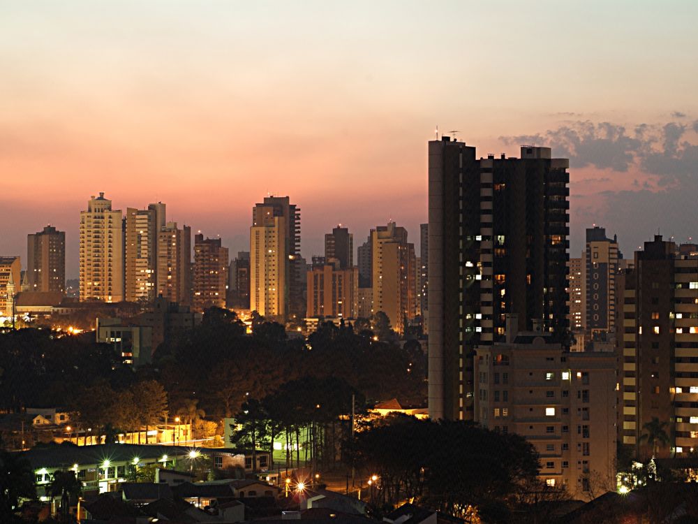 Vista aérea de Curitiba durante a noite, com suas luzes e infraestrutura, proporcionando uma experiência tranquila e segura para toda a família. Saiba o que fazer em Curitiba a noite com a familia