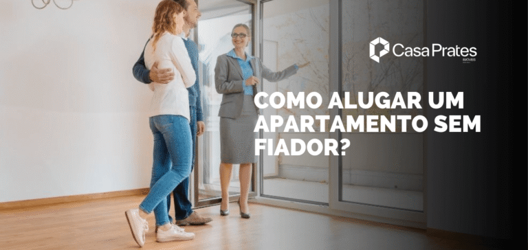 Casal visitando apartamento com corretora, representando as etapas de como alugar um apartamento sem fiador pela Casa Prates Imóveis.