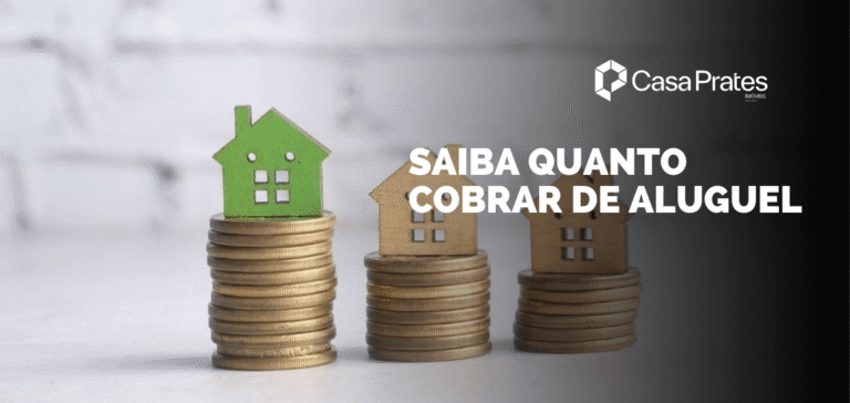 Miniaturas de casas sobre pilhas de moedas representando valorização imobiliária saiba quanto cobrar de aluguel de forma justa e lucrativa.