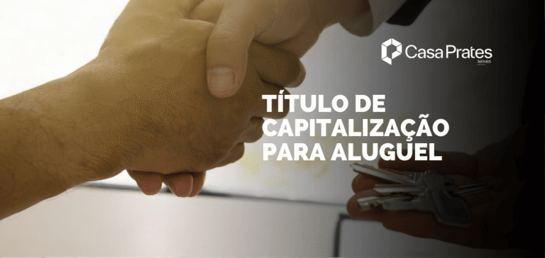 Aperto de mãos com entrega de chaves simbolizando o título de capitalização para aluguel em contrato de locação imobiliária