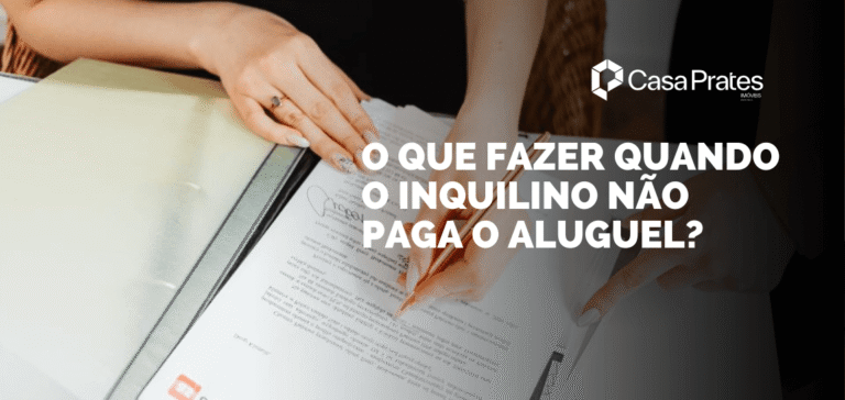Pessoa analisando contrato de locação com caneta, representando orientações sobre o que fazer quando o inquilino não paga o aluguel, conteúdo da Casa Prates Imóveis.