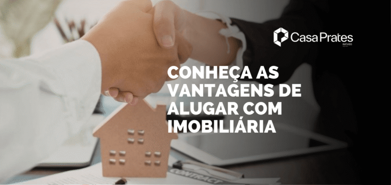 Aperto de mãos sobre contrato de locação com miniatura de casa, destacando as vantagens de alugar com imobiliária no suporte jurídico e na segurança do acordo.