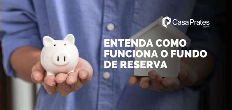 Pessoa segurando um cofre e uma casa em miniatura, ilustrando a organização financeira do condomínio e explicando o que é fundo de reserva.