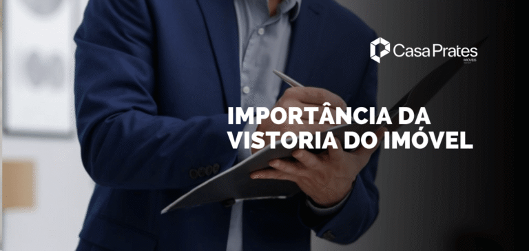 Profissional registra informações em prancheta durante inspeção técnica, destacando a importância da vistoria do imóvel para garantir segurança e transparência na locação.