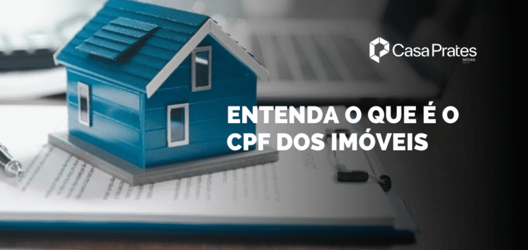 Maquete de casa azul sobre documentos imobiliários com notebook ao fundo e destaque para o tema CPF dos imóveis, representando a identificação e regularização do imóvel.