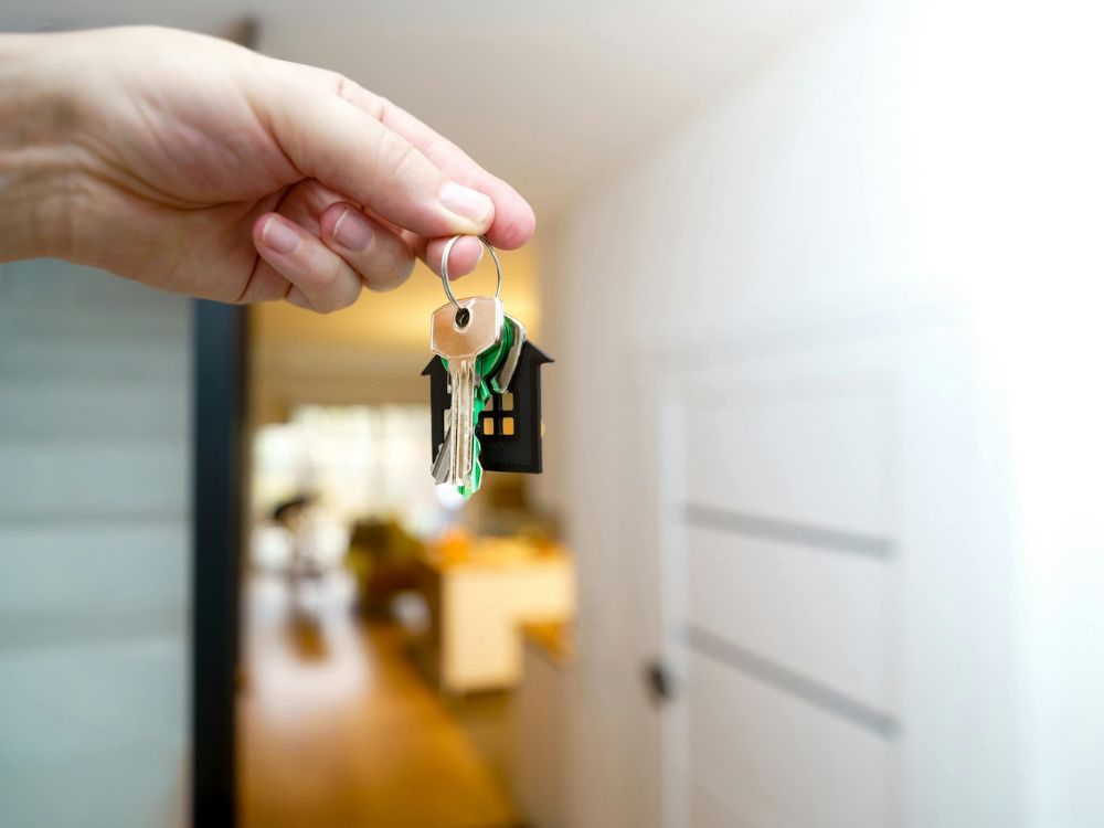 Pessoa segurando chaves de imóvel novo representando se vale a pena colocar imóvel na imobiliária.