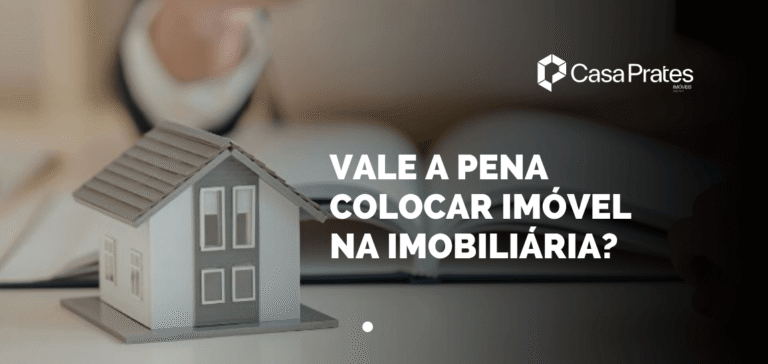 Banner com casa em miniatura e chamada “Vale a pena colocar imóvel na imobiliária” destacando serviço da imobiliária Casa Prates.