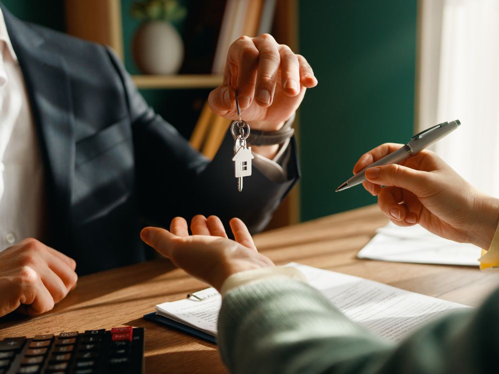 Entrega de chaves em negociação imobiliária mostrando se vale a pena colocar imóvel na imobiliária.
