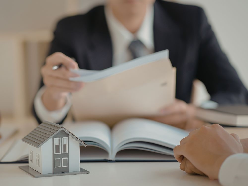 Atendimento com consultor imobiliário explicando se vale a pena colocar imóvel na imobiliária