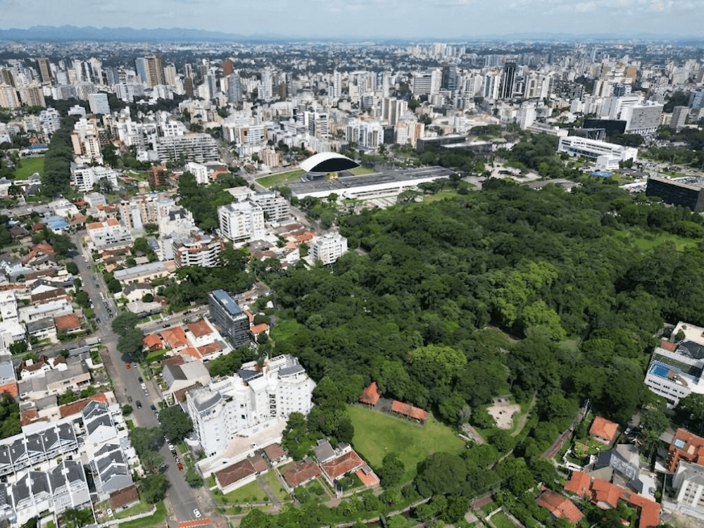 Vista aérea do Centro Cívico com grande área verde, edifícios e vias urbanas em Curitiba.