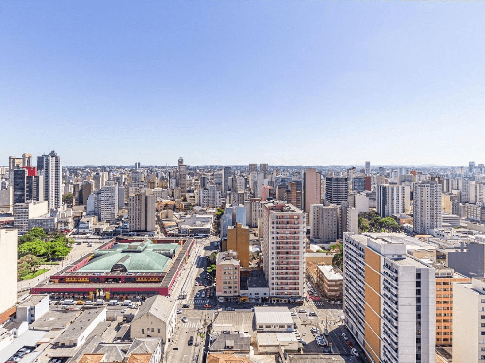 Vista panorâmica do Centro de Curitiba com edifícios comerciais, residenciais e intensa ocupação urbana.