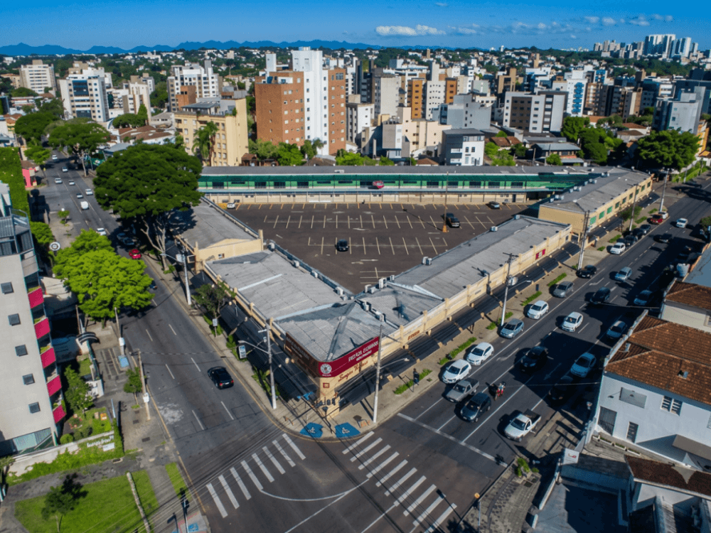 Área urbana do bairro Juvevê com centro comercial, avenidas e edifícios residenciais em Curitiba.