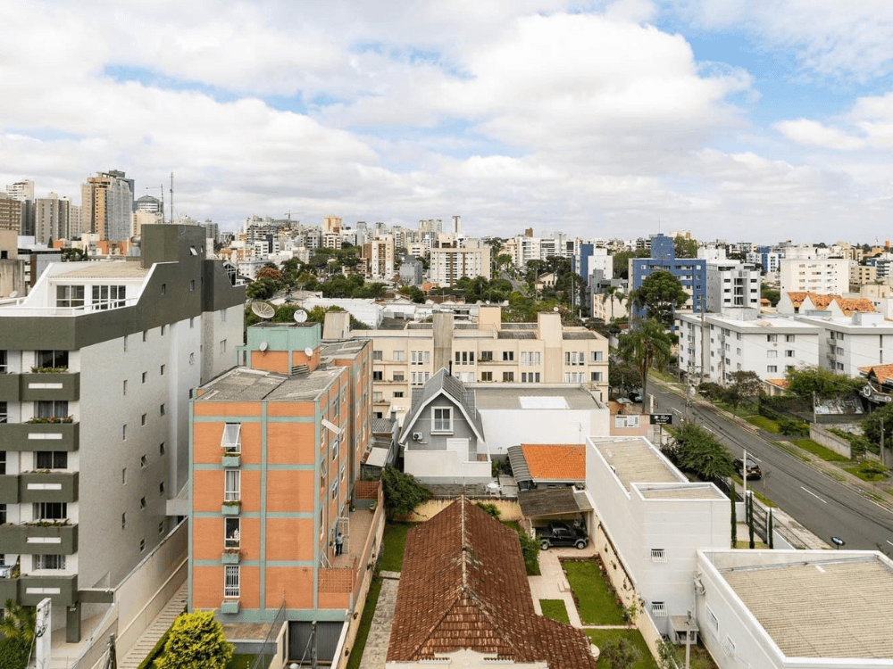Vista urbana do bairro Vila Izabel com prédios residenciais, casas e ruas arborizadas em Curitiba.