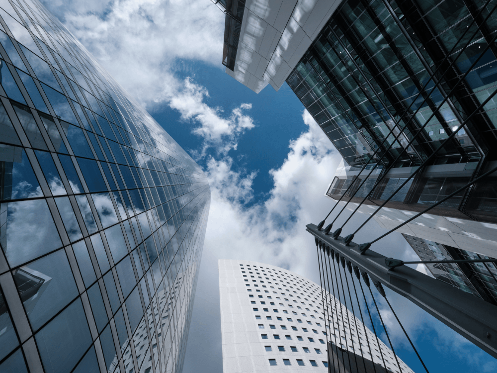 Edifícios modernos vistos de baixo destacam imóveis urbanos utilizados como exemplo na avaliação do valor venal.