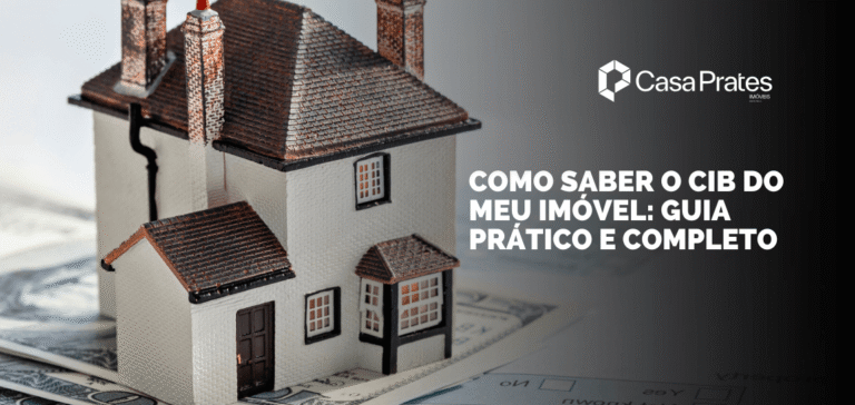 Maquete de casa sobre documentos imobiliários com o título Como saber o CIB do meu imóvel e a marca Casa Prates Imóveis.