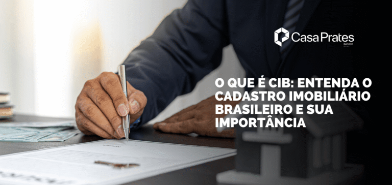Capa de artigo sobre o que é CIB, com profissional assinando documento imobiliário e maquete de casa sobre uma mesa.
